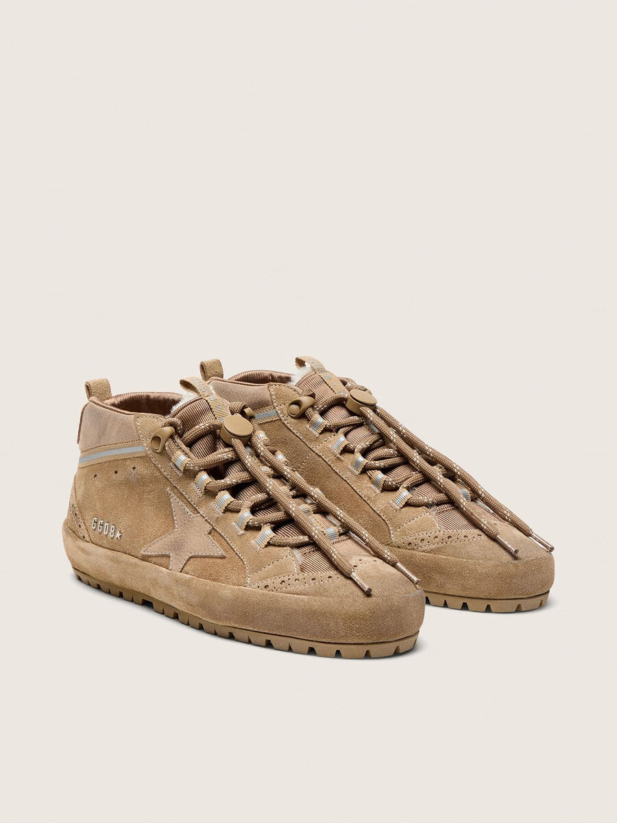 esqui feminino mid star em camurça caramelo com estrela em nobuck e detalhe em camurça no calcanhar.
