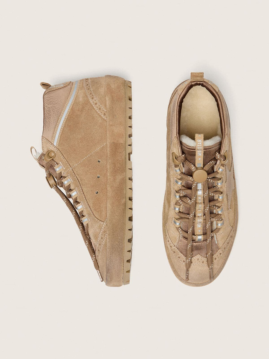 esqui feminino mid star em camurça caramelo com estrela em nobuck e detalhe em camurça no calcanhar.
