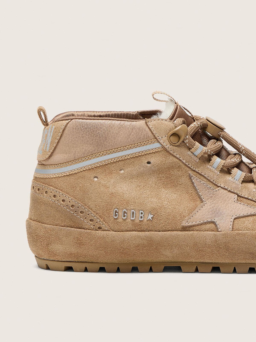 esqui feminino mid star em camurça caramelo com estrela em nobuck e detalhe em camurça no calcanhar.