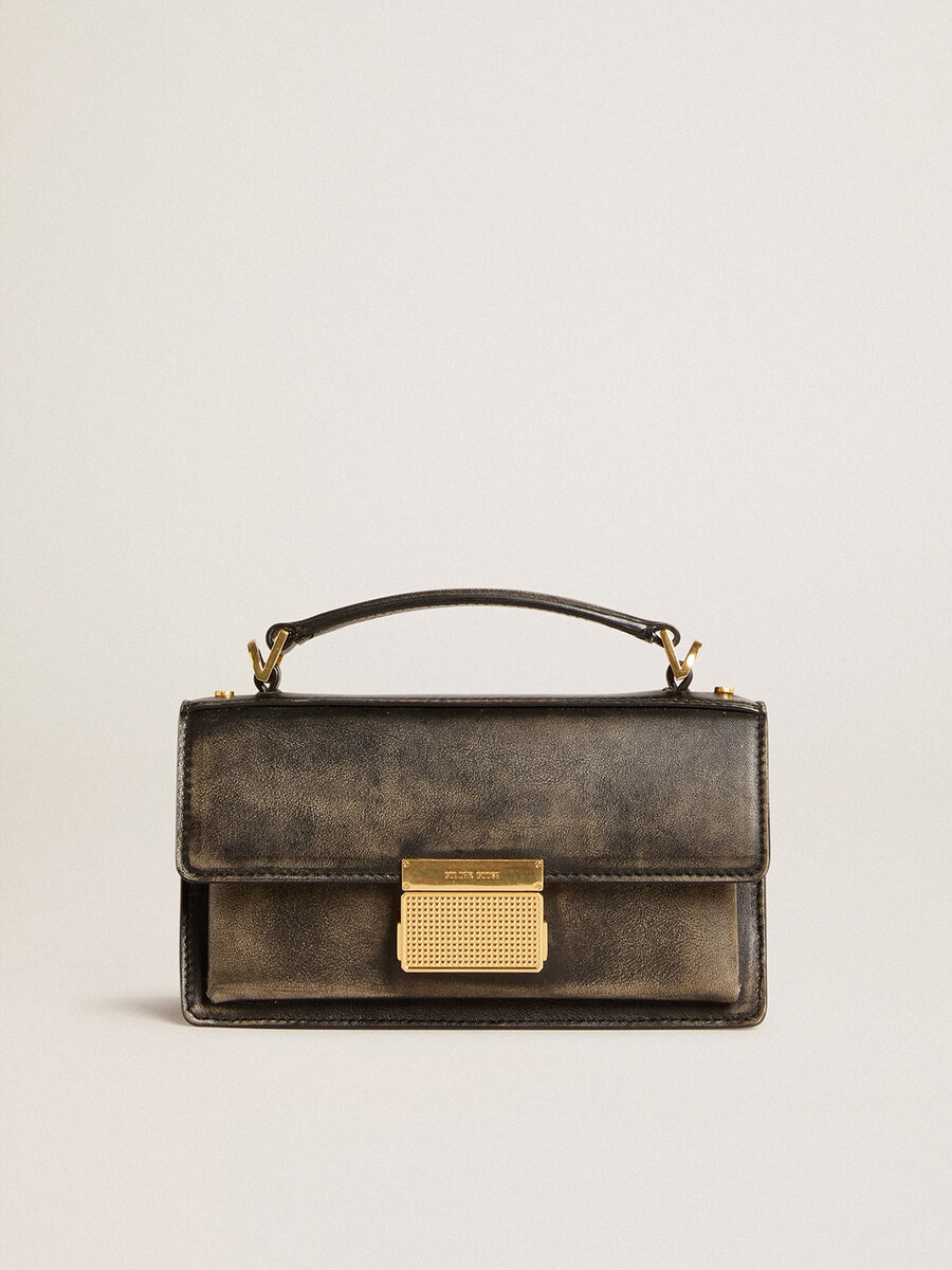 bolsa pequena venezia em couro preto com efeito envelhecido e detalhes dourados.