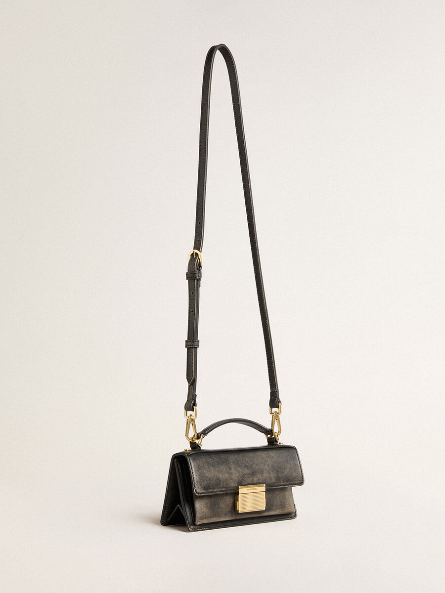 bolsa pequena venezia em couro preto com efeito envelhecido e detalhes dourados.