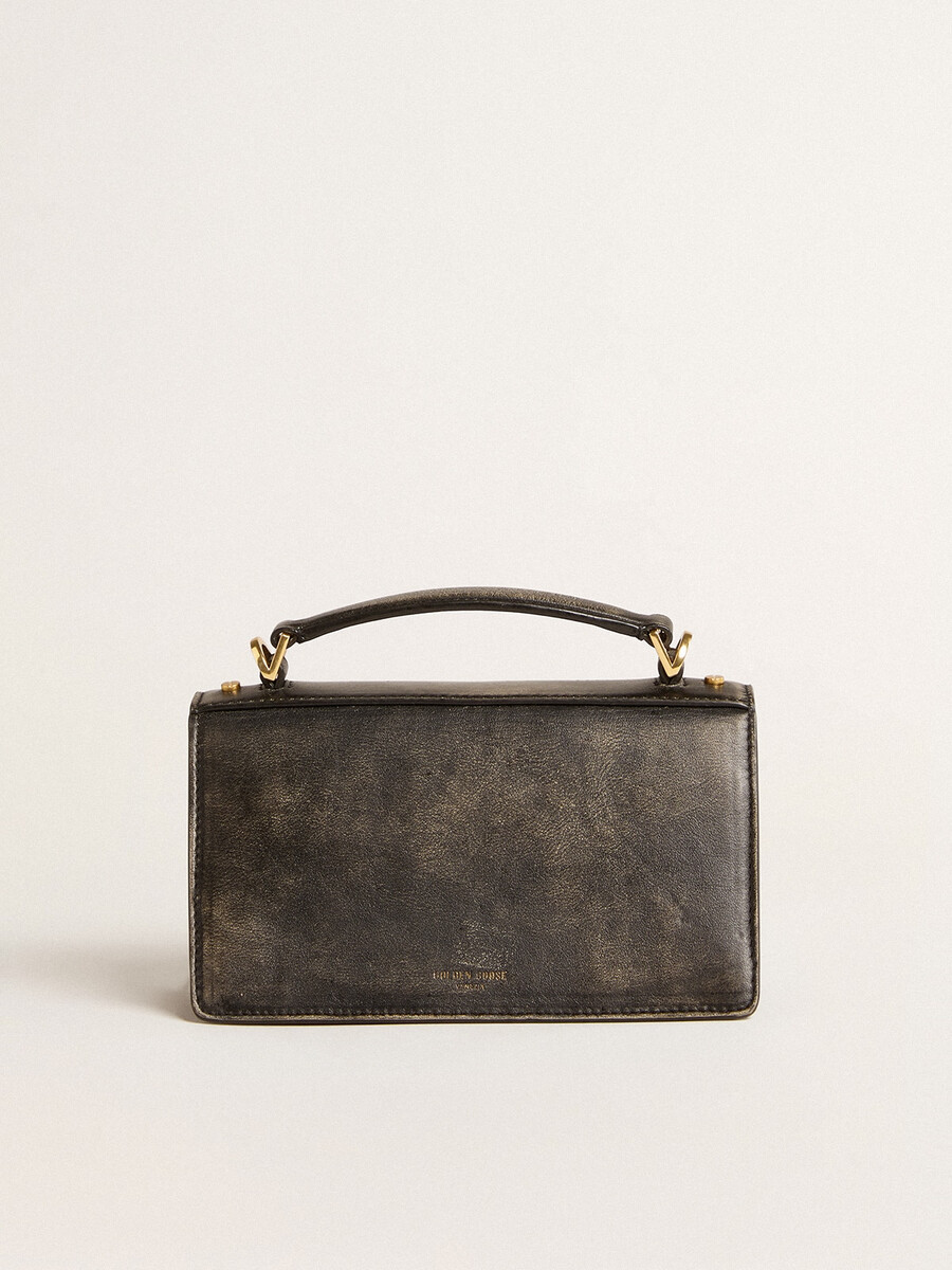 bolsa pequena venezia em couro preto com efeito envelhecido e detalhes dourados.