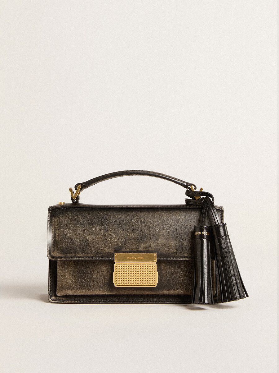 bolsa pequena venezia em couro preto com efeito envelhecido e detalhes dourados.