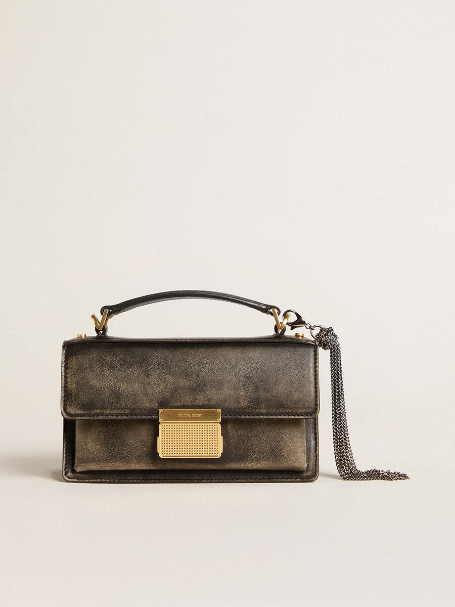 bolsa pequena venezia em couro preto com efeito envelhecido e detalhes dourados.