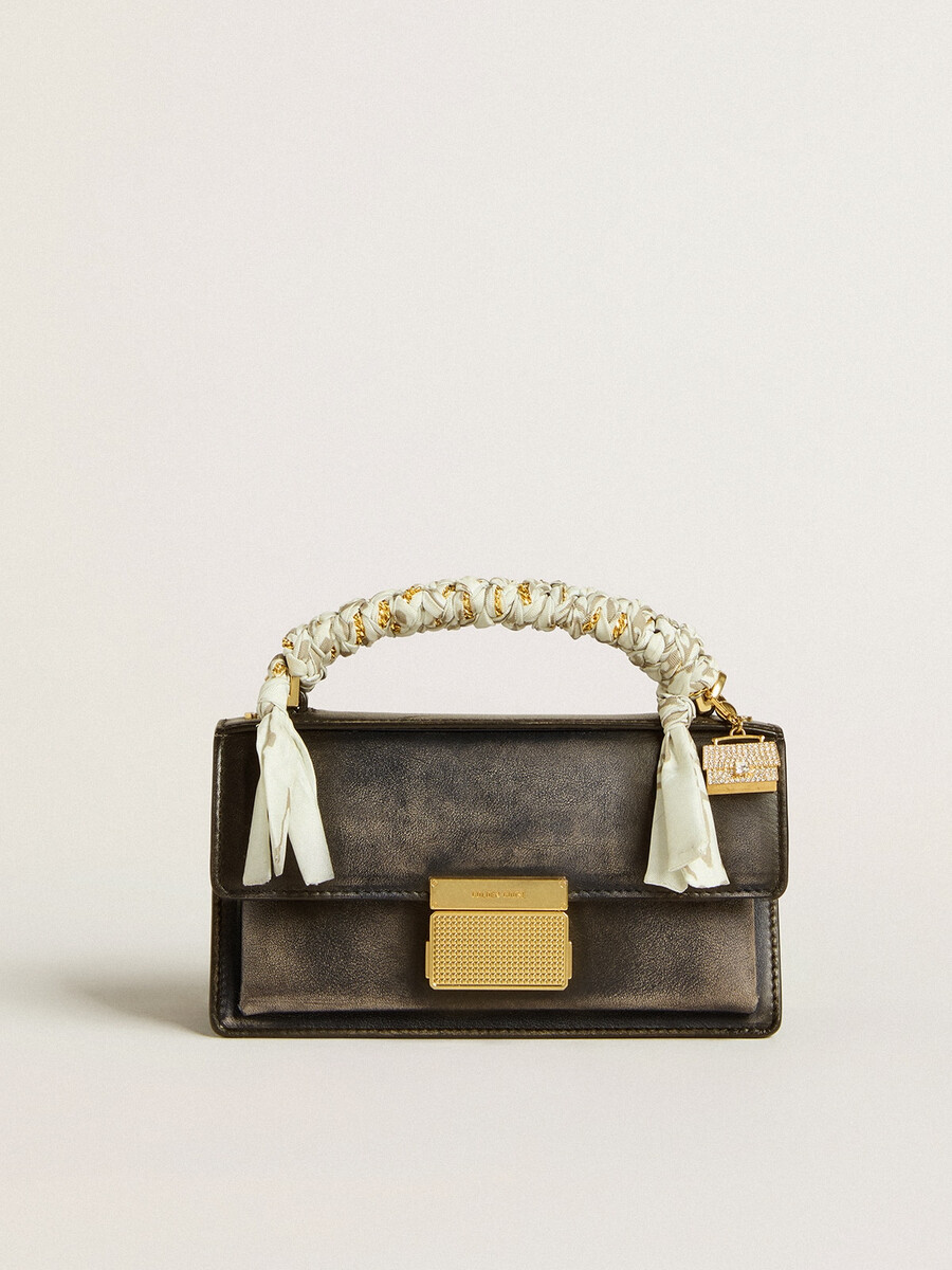 bolsa pequena venezia em couro preto com efeito envelhecido e detalhes dourados.