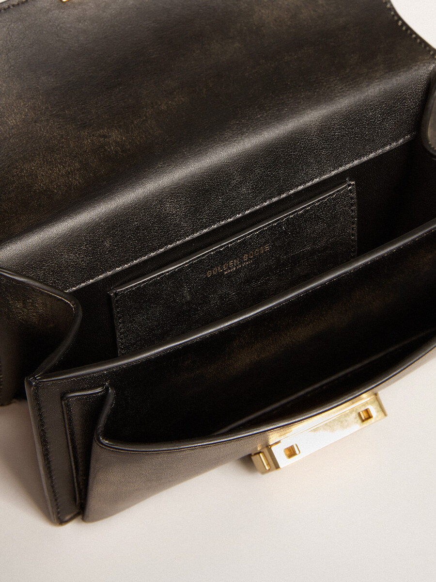 bolsa pequena venezia em couro preto com efeito envelhecido e detalhes dourados.