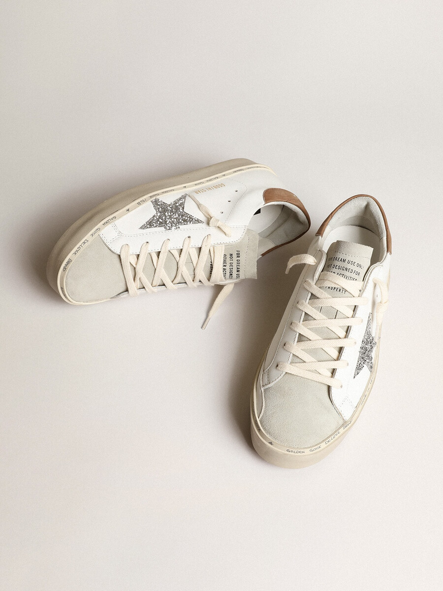 sapato feminino hi star com estrela prateada brilhante e detalhe no calcanhar em nobuck cinza-claro.