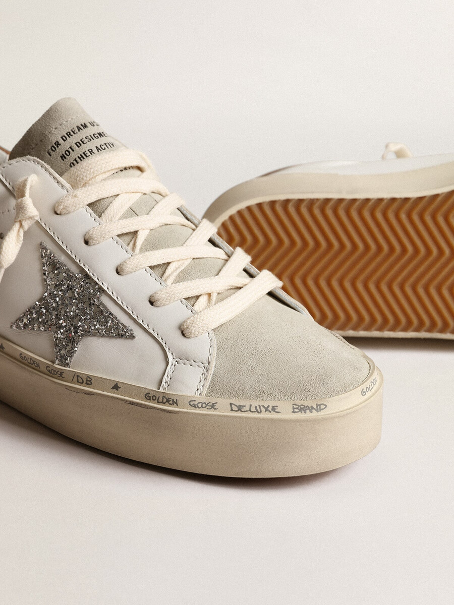 sapato feminino hi star com estrela prateada brilhante e detalhe no calcanhar em nobuck cinza-claro.