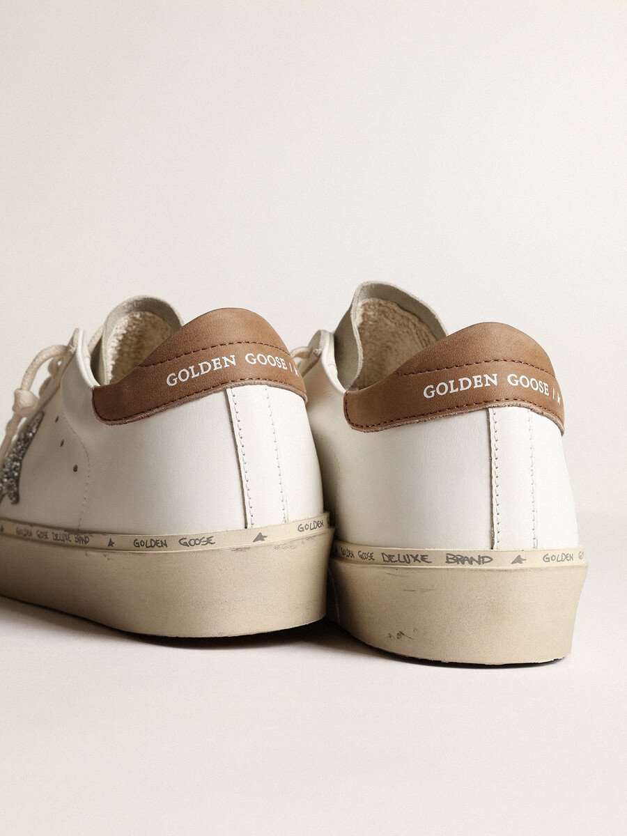 sapato feminino hi star com estrela prateada brilhante e detalhe no calcanhar em nobuck cinza-claro.