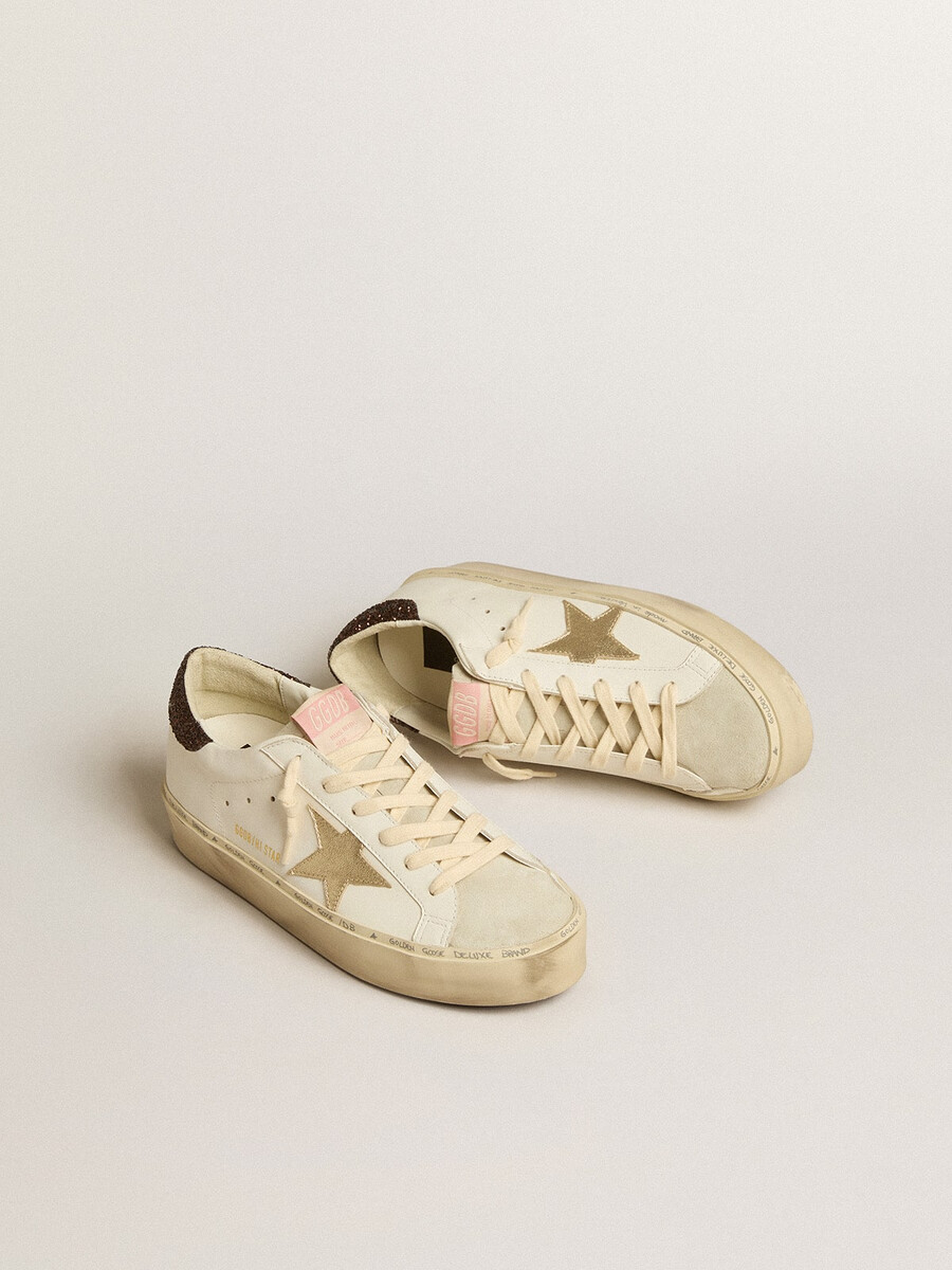 hi star com estrela em couro metálico platinado e detalhe de glitter no calcanhar.