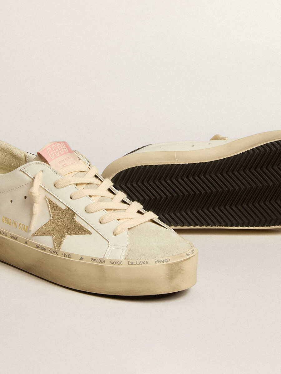 hi star com estrela em couro metálico platinado e detalhe de glitter no calcanhar.