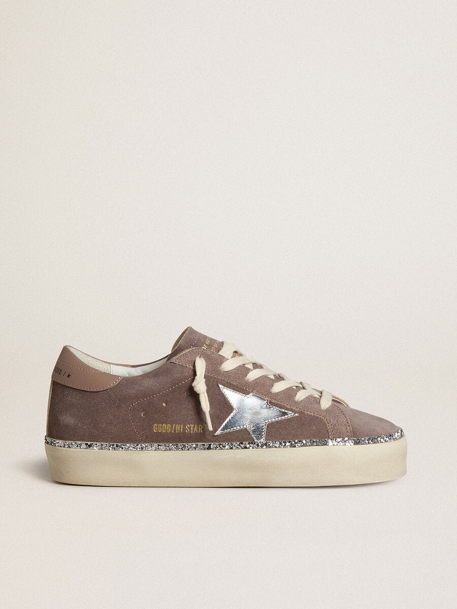sapato feminino hi star em camurça com estrela de couro prateada e detalhe de couro no calcanhar.