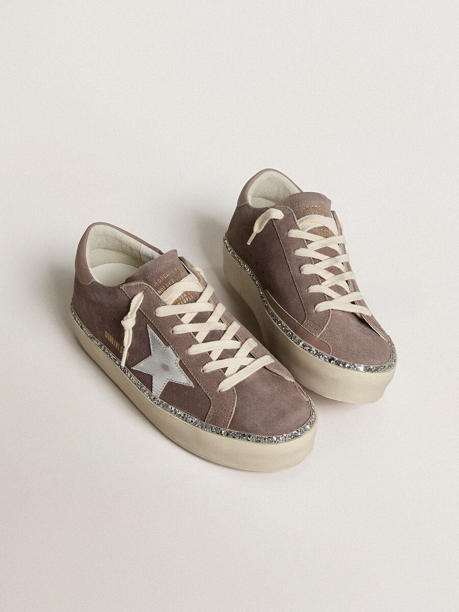 sapato feminino hi star em camurça com estrela de couro prateada e detalhe de couro no calcanhar.