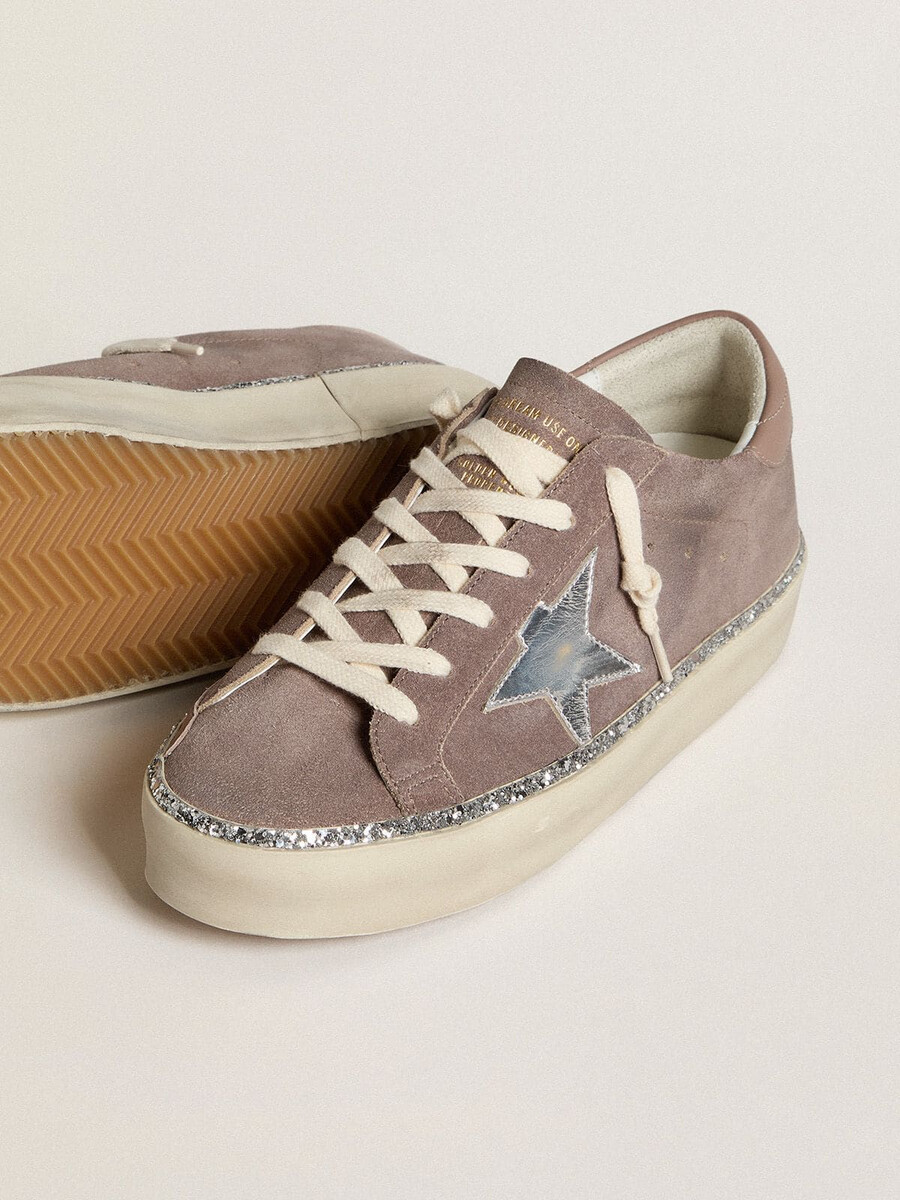 sapato feminino hi star em camurça com estrela de couro prateada e detalhe de couro no calcanhar.