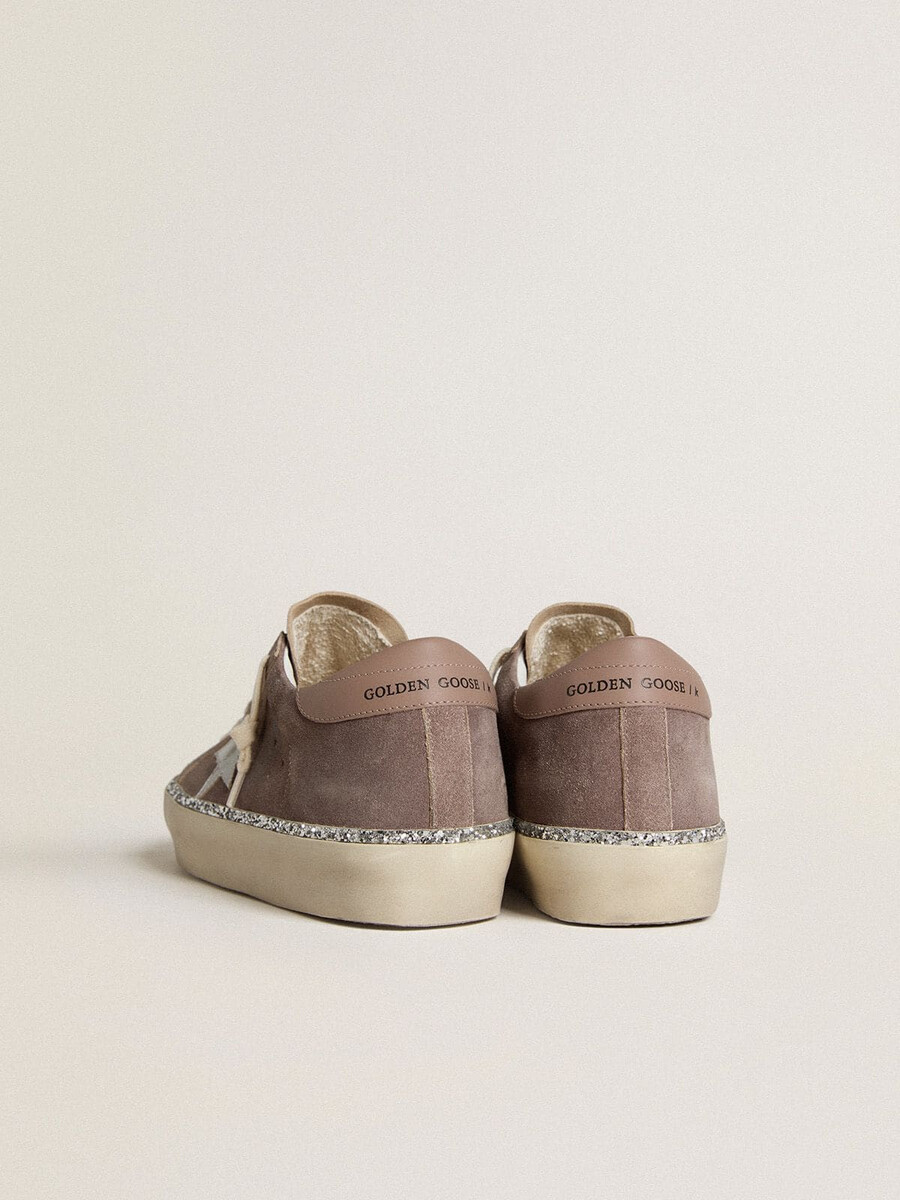 sapato feminino hi star em camurça com estrela de couro prateada e detalhe de couro no calcanhar.