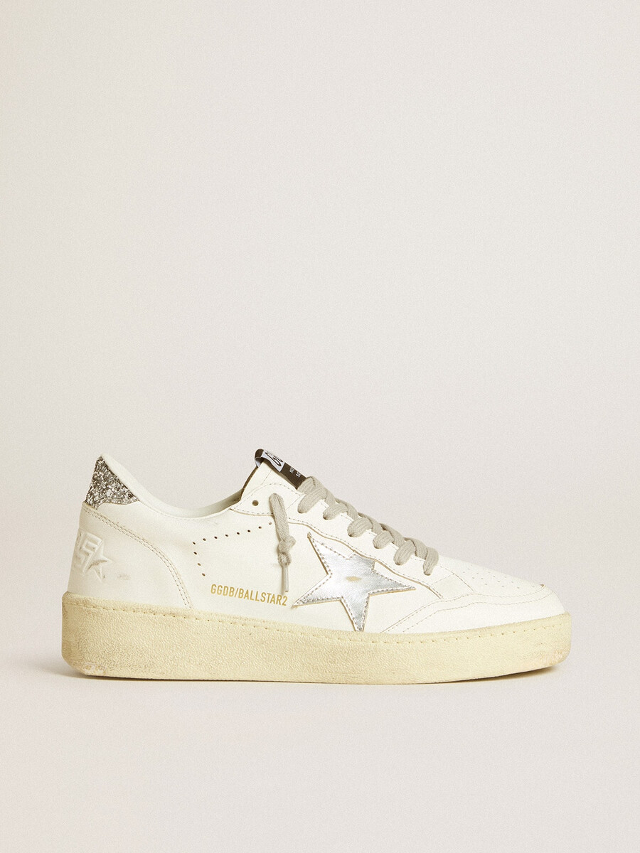 sapato ball star feminino com estrela de couro prateada e detalhe de glitter prateado no calcanhar.