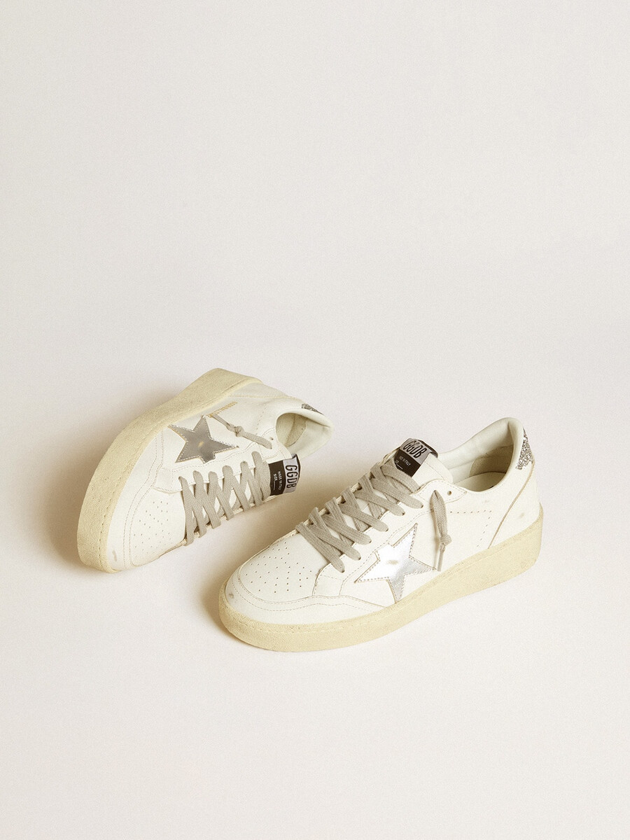 sapato ball star feminino com estrela de couro prateada e detalhe de glitter prateado no calcanhar.