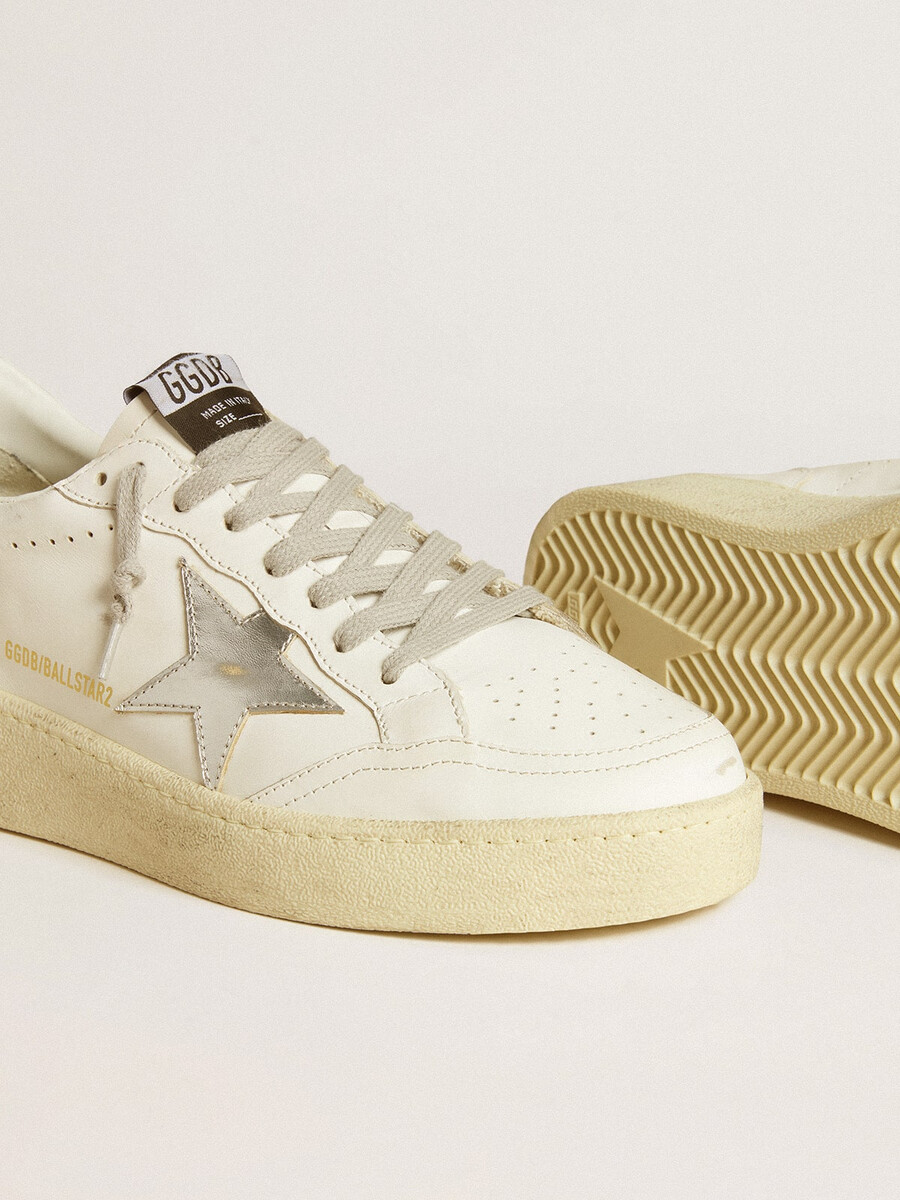 sapato ball star feminino com estrela de couro prateada e detalhe de glitter prateado no calcanhar.
