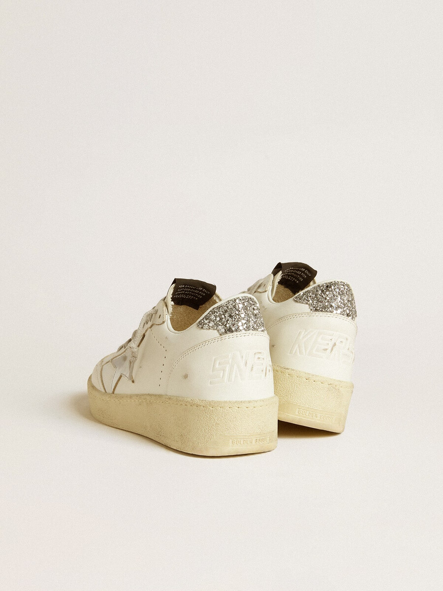 sapato ball star feminino com estrela de couro prateada e detalhe de glitter prateado no calcanhar.