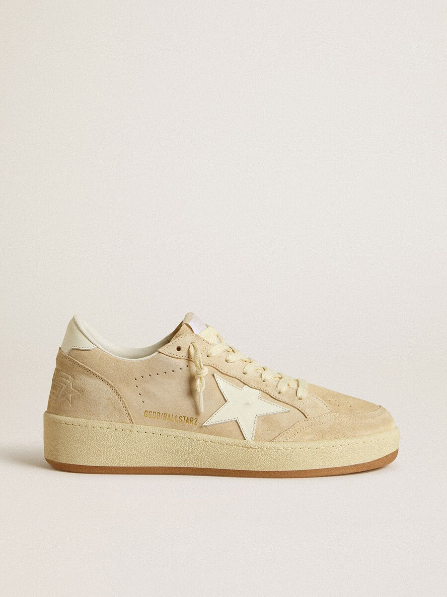 sapato ball star feminino em camurça bege com estrela de couro branco e detalhe no calcanhar.