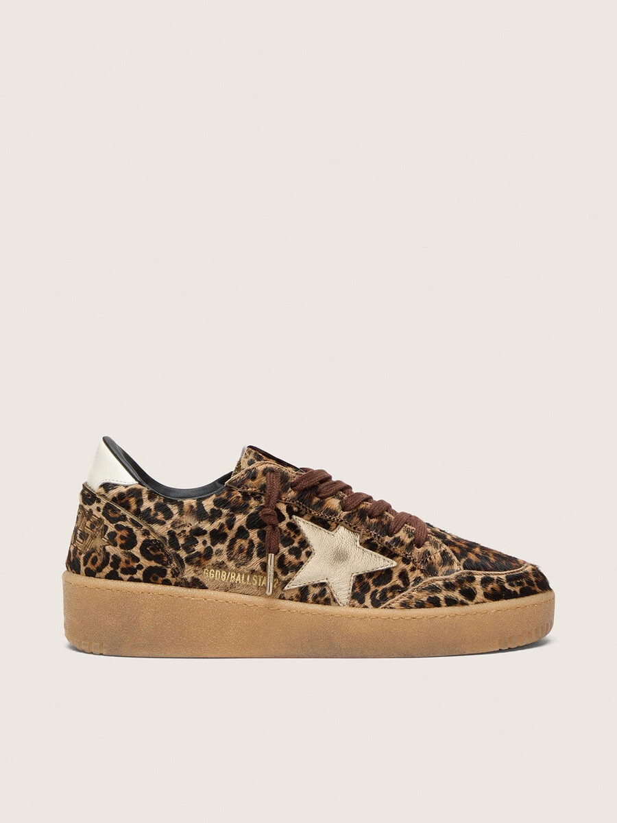 sapato ball star feminino em pele de pônei com estampa de leopardo estrela em couro platinado e detalhe em couro branco no calcanhar.