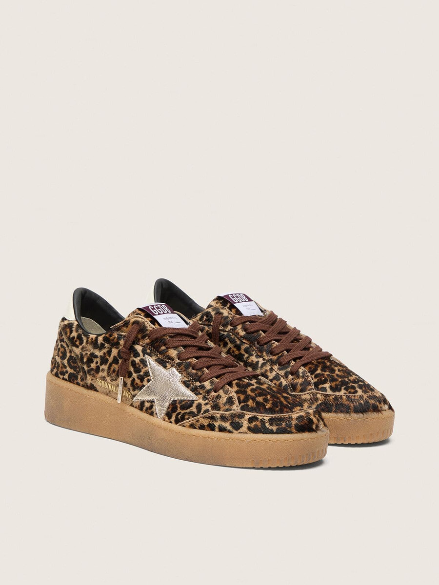 sapato ball star feminino em pele de pônei com estampa de leopardo estrela em couro platinado e detalhe em couro branco no calcanhar.