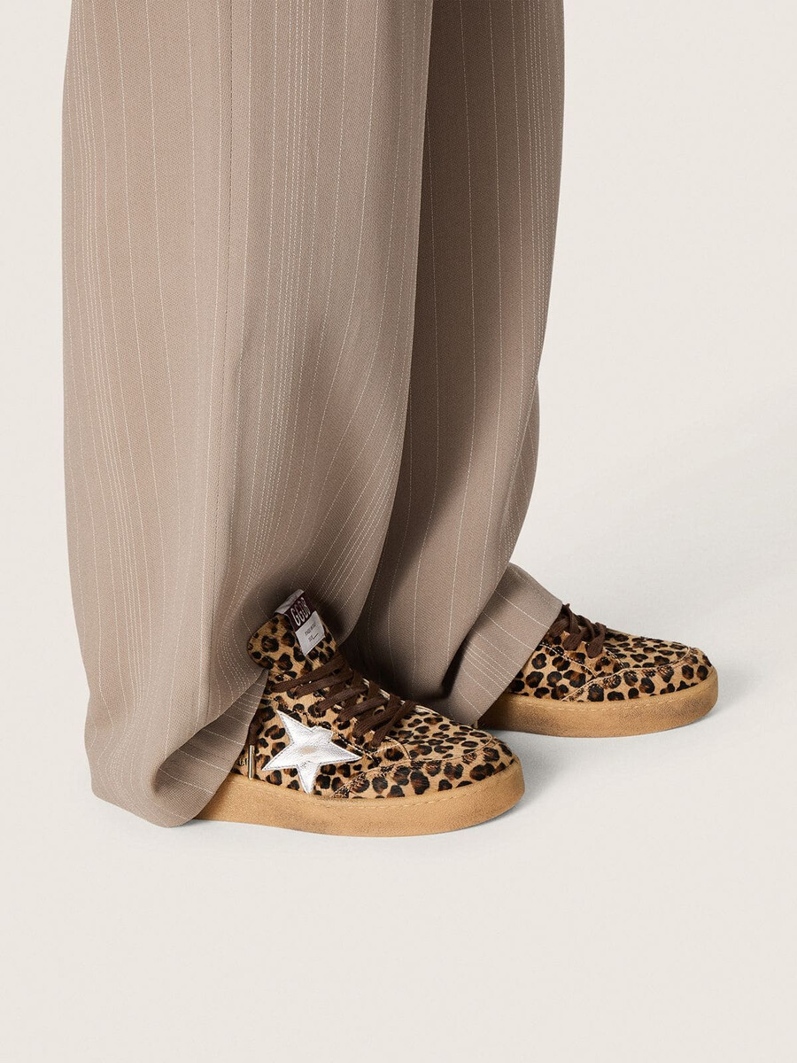 sapato ball star feminino em pele de pônei com estampa de leopardo estrela em couro platinado e detalhe em couro branco no calcanhar.