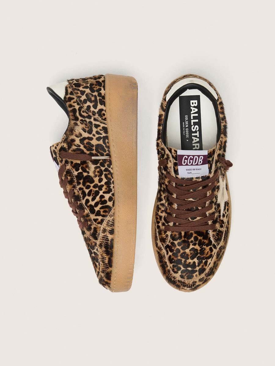 sapato ball star feminino em pele de pônei com estampa de leopardo estrela em couro platinado e detalhe em couro branco no calcanhar.