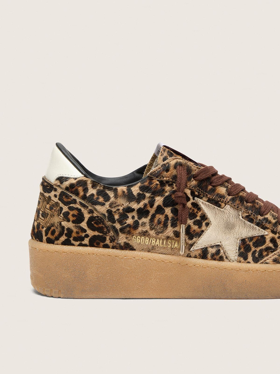 sapato ball star feminino em pele de pônei com estampa de leopardo estrela em couro platinado e detalhe em couro branco no calcanhar.