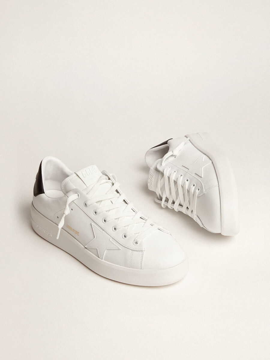 tênis masculino purestar com estrela de couro e detalhe de couro preto no calcanhar.