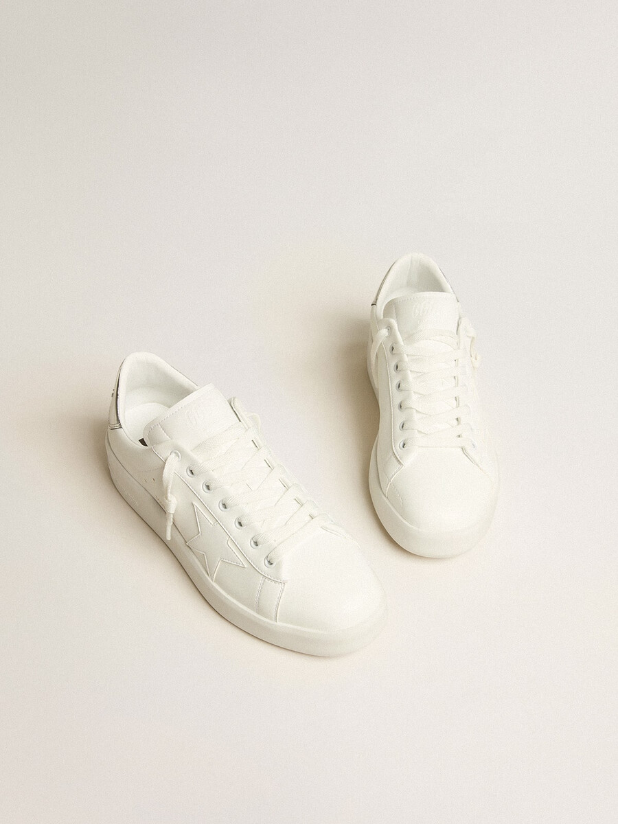 tênis masculino purestar de base biológica com estrela branca e detalhe espelhado no calcanhar.