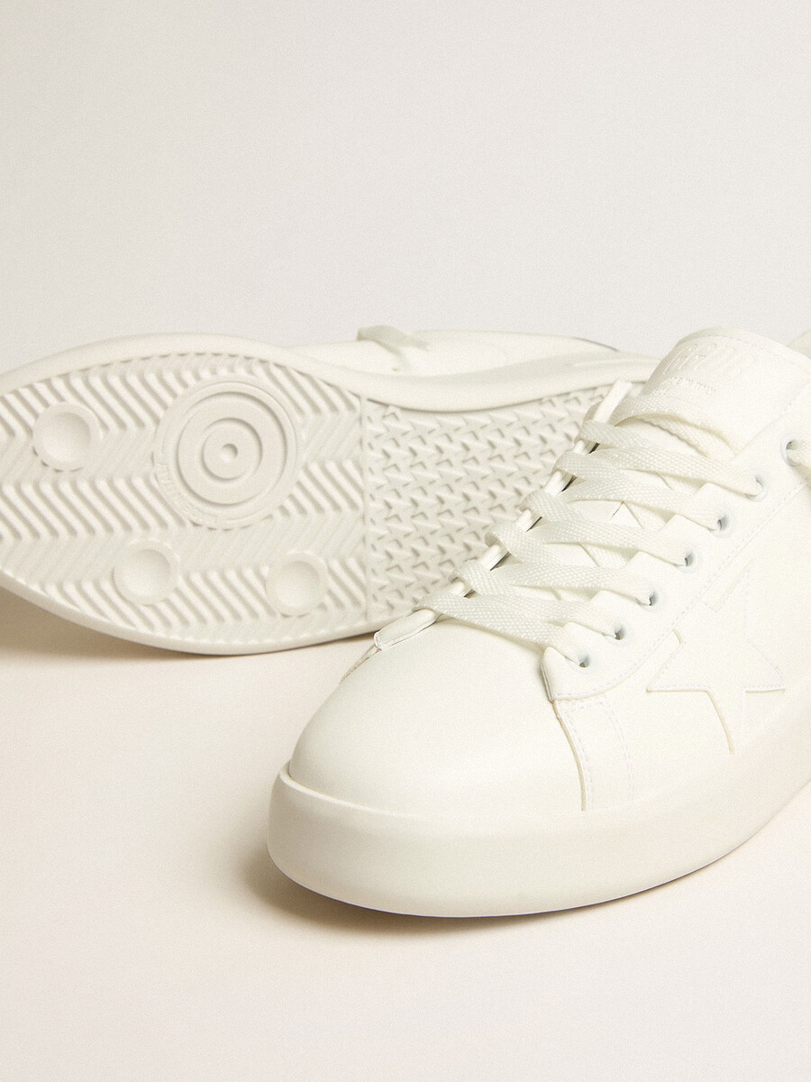 tênis masculino purestar de base biológica com estrela branca e detalhe espelhado no calcanhar.