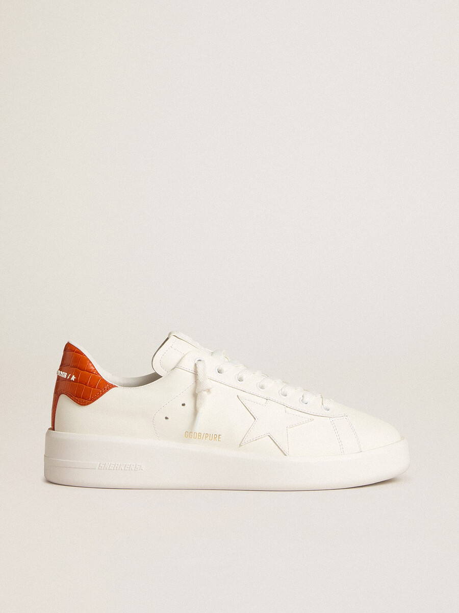 tênis masculino purestar com estrela de couro branca e detalhe laranja no calcanhar.