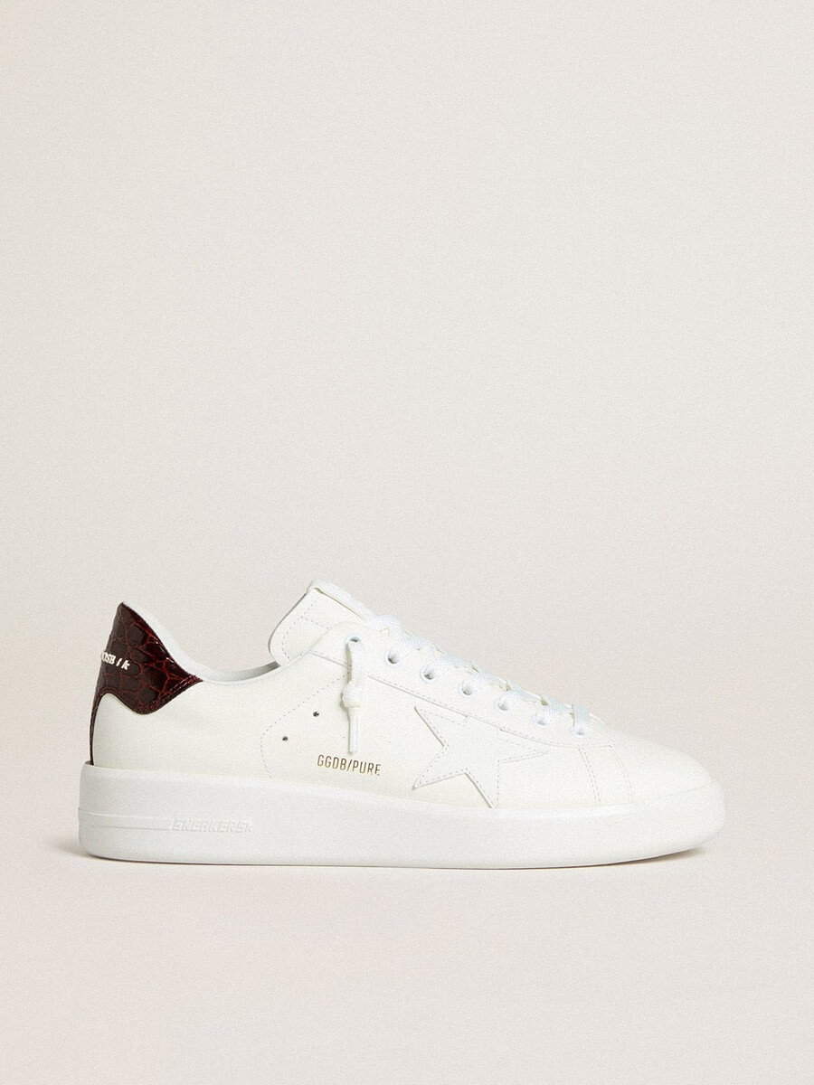 tênis masculino purestar com estrela de couro branco e detalhe de couro com estampa de crocodilo na cor bordô no calcanhar.