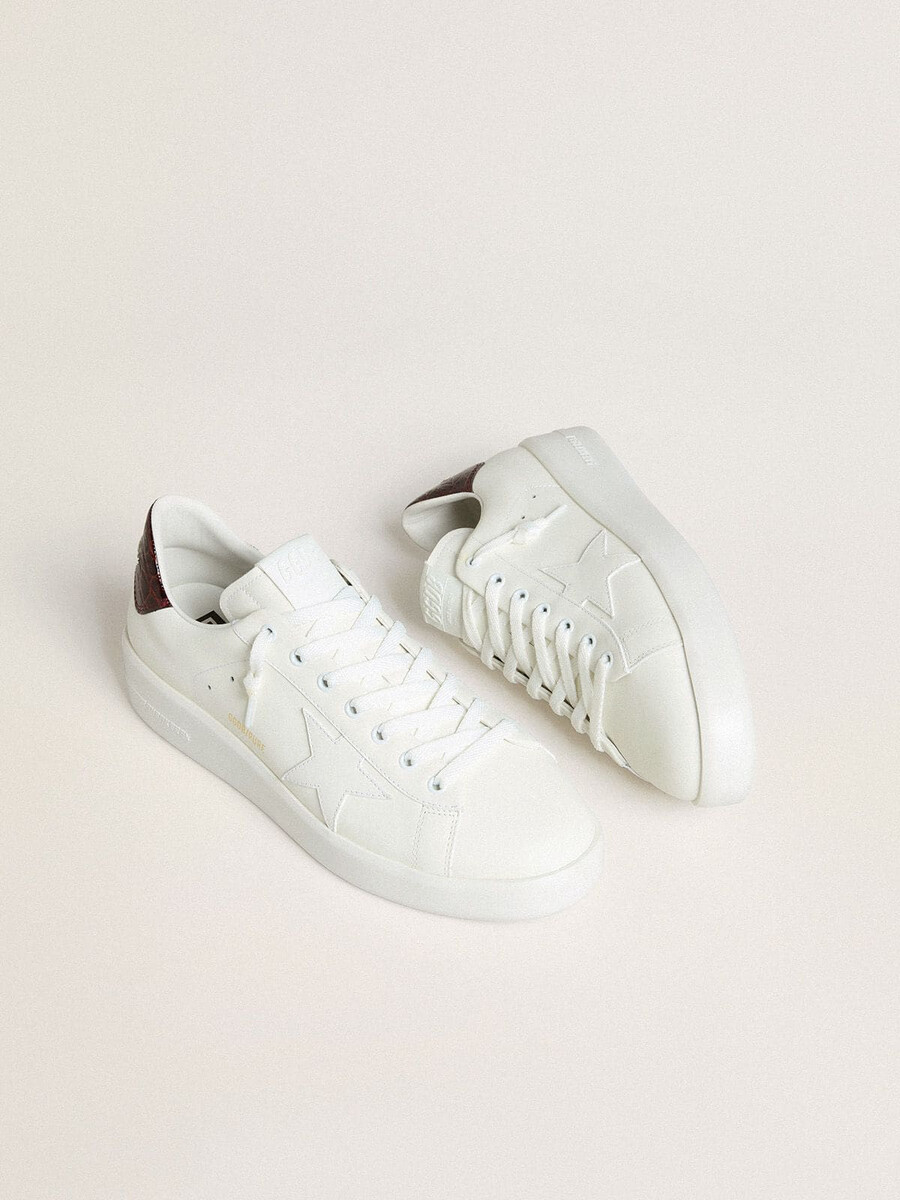 tênis masculino purestar com estrela de couro branco e detalhe de couro com estampa de crocodilo na cor bordô no calcanhar.