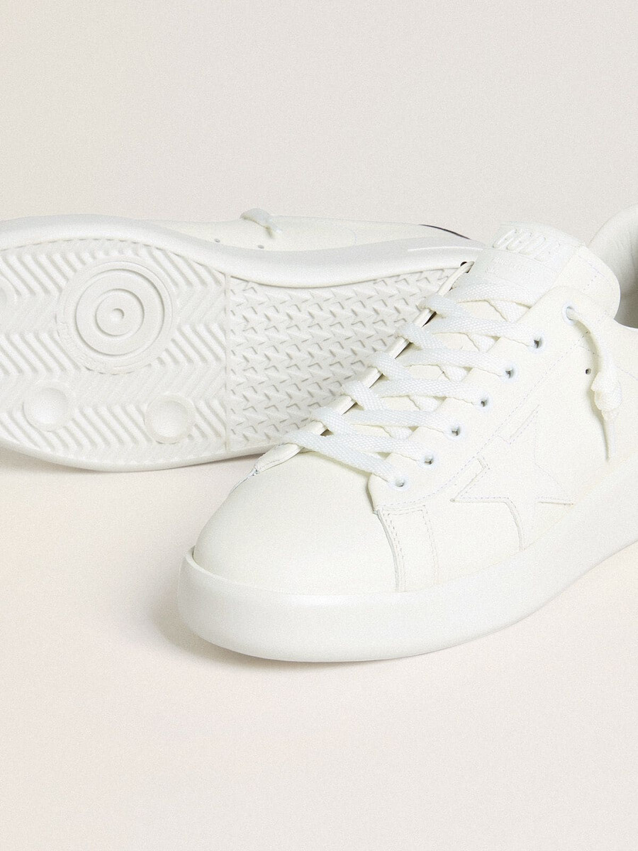 tênis masculino purestar com estrela de couro branco e detalhe de couro com estampa de crocodilo na cor bordô no calcanhar.