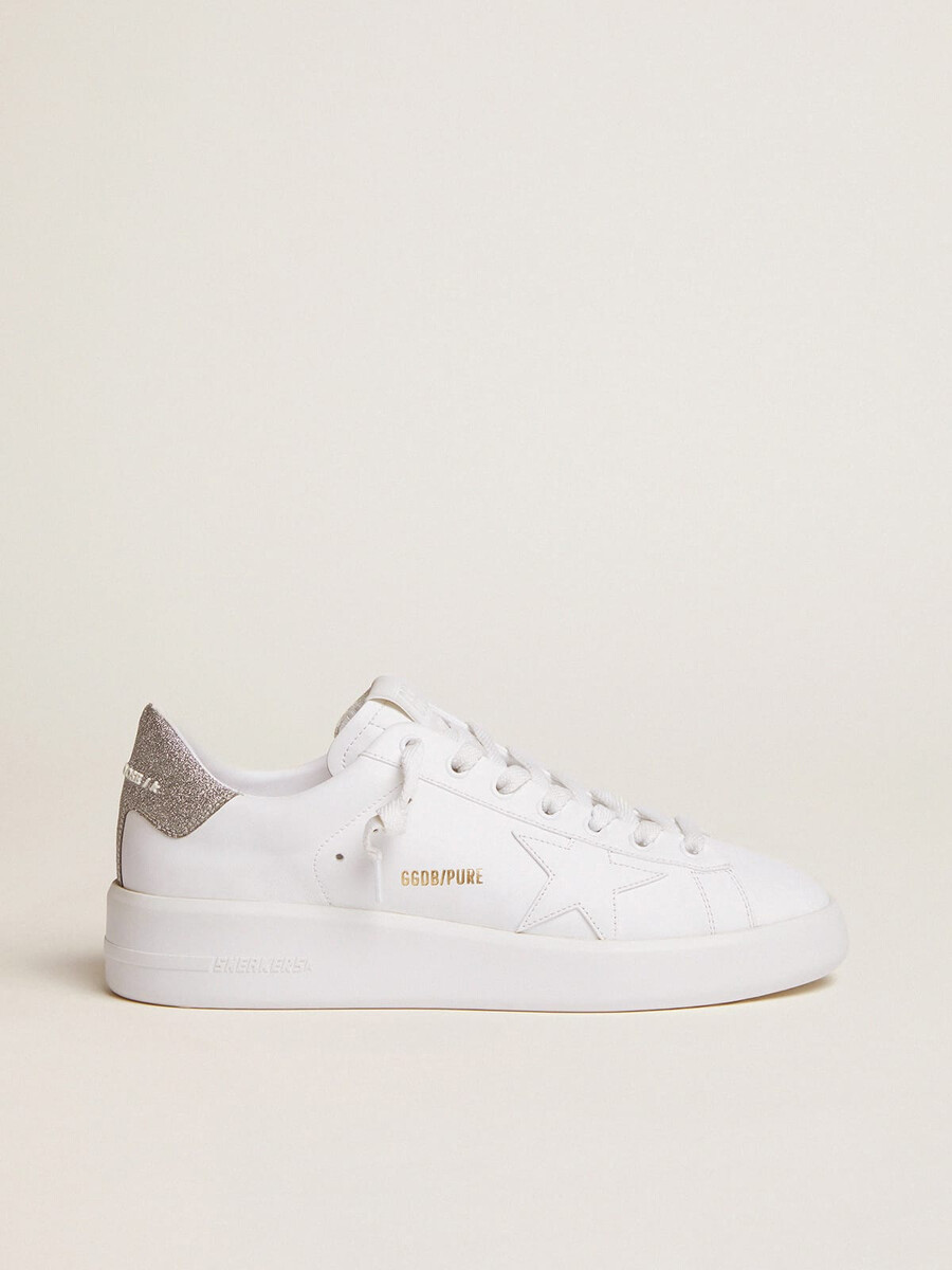 tênis feminino purestar com detalhe prateado brilhante no calcanhar.