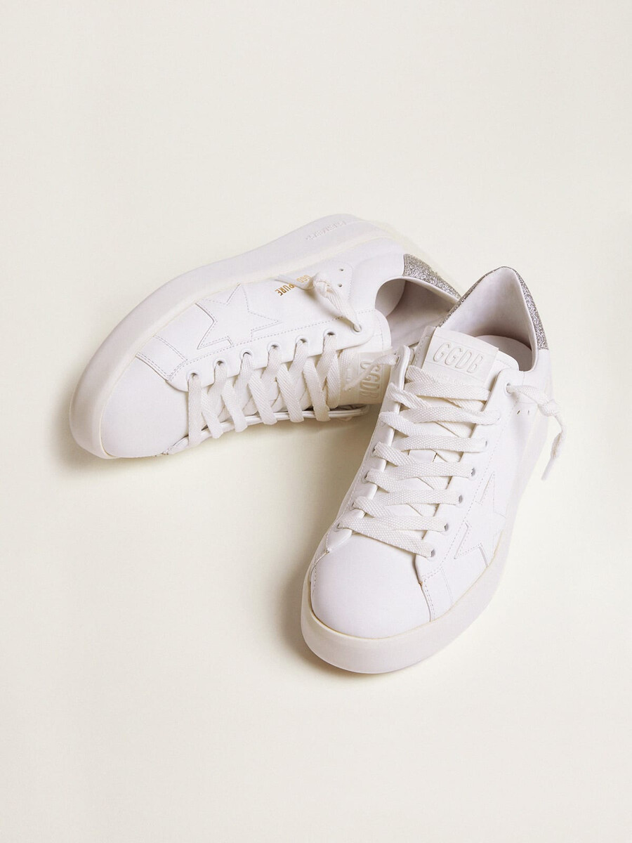 tênis feminino purestar com detalhe prateado brilhante no calcanhar.