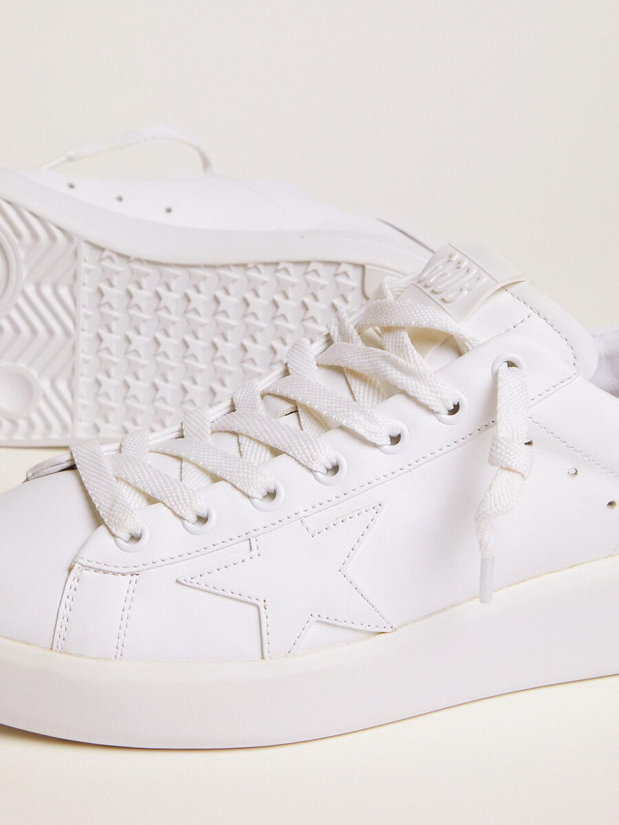 tênis feminino purestar com detalhe prateado brilhante no calcanhar.