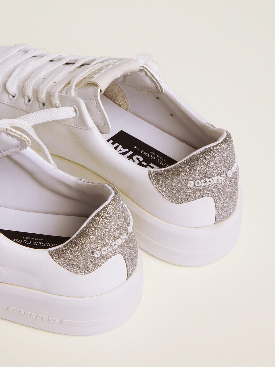 tênis feminino purestar com detalhe prateado brilhante no calcanhar.