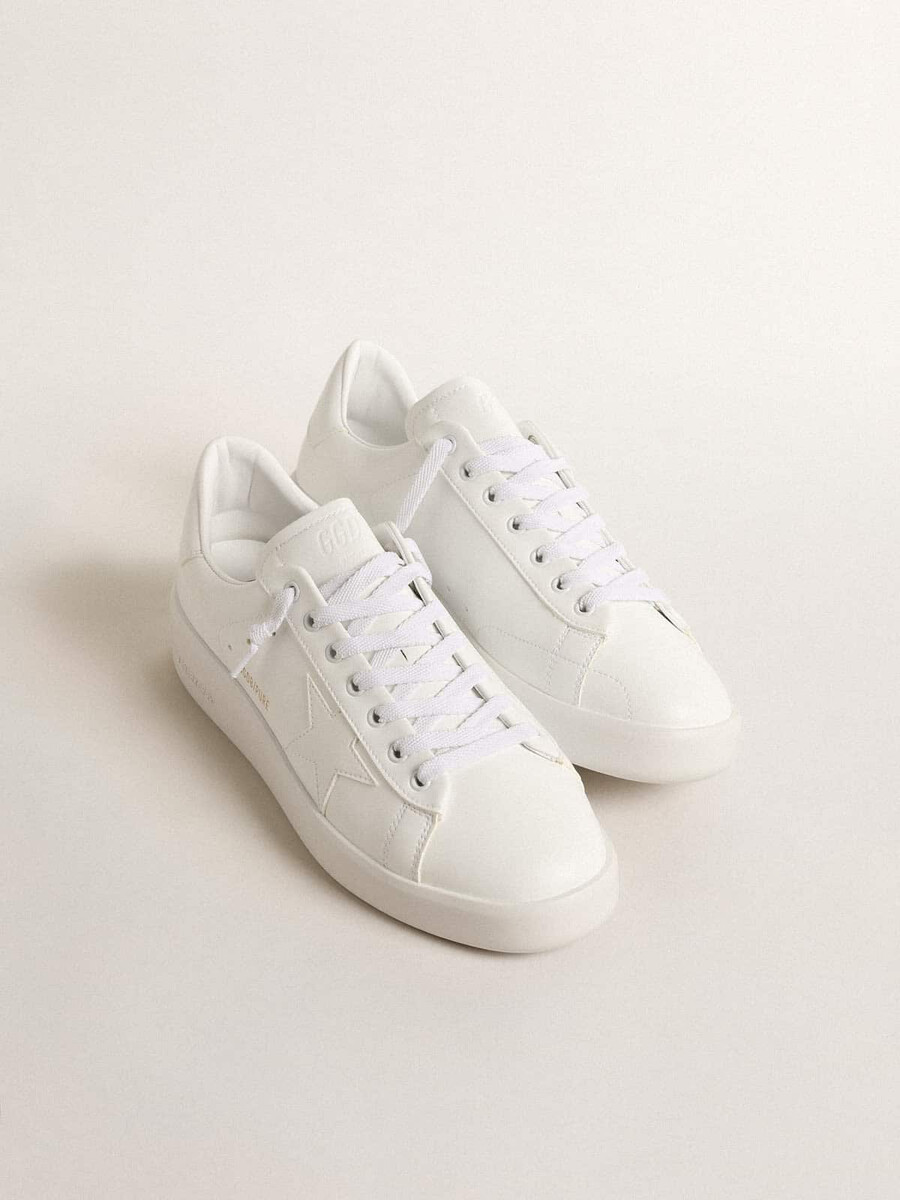 tênis feminino purestar de base biológica com estrela branca e detalhe no calcanhar.