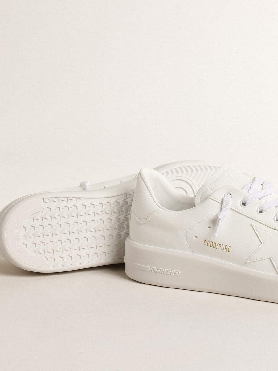 tênis feminino purestar de base biológica com estrela branca e detalhe no calcanhar.