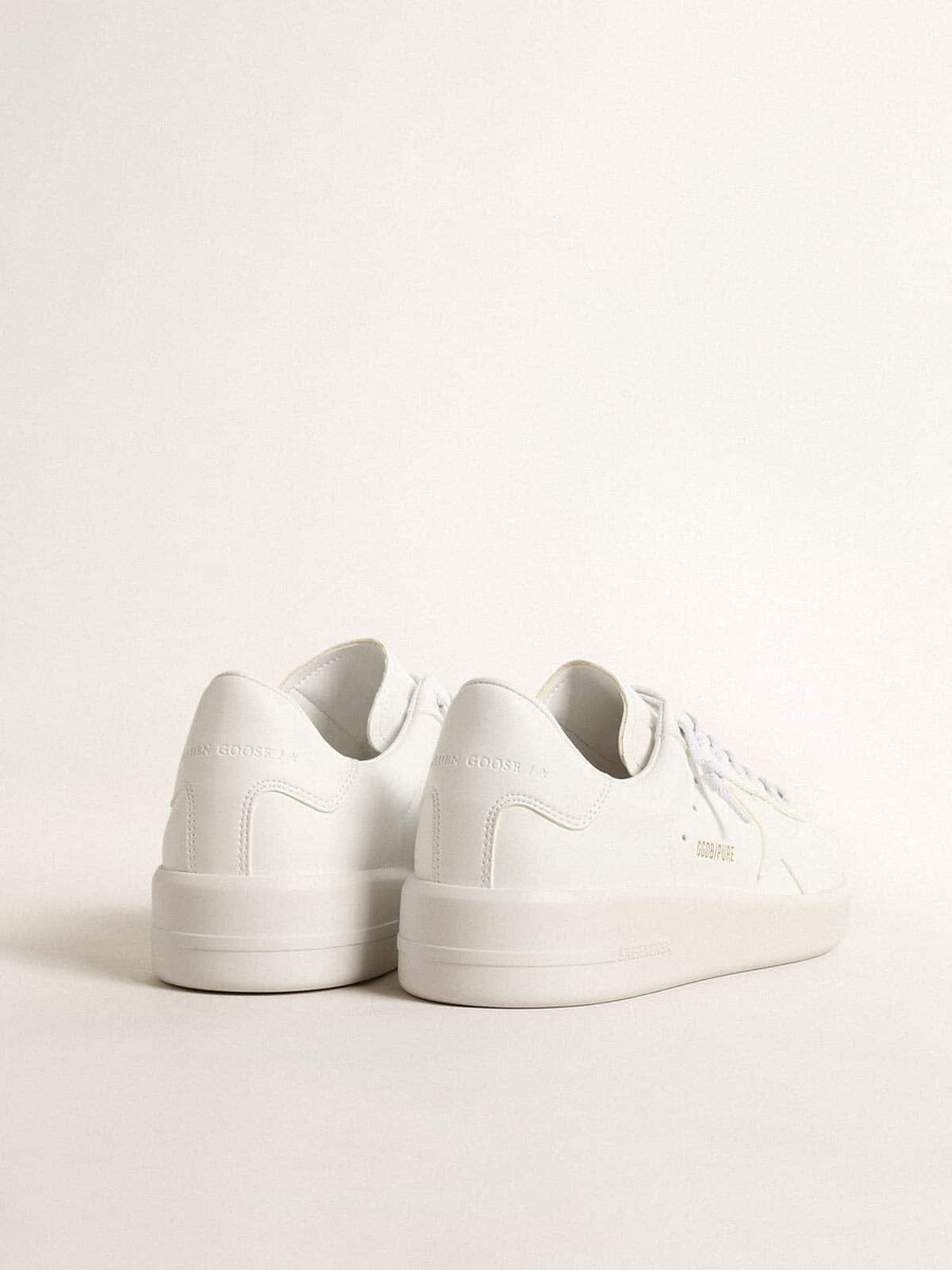 tênis feminino purestar de base biológica com estrela branca e detalhe no calcanhar.