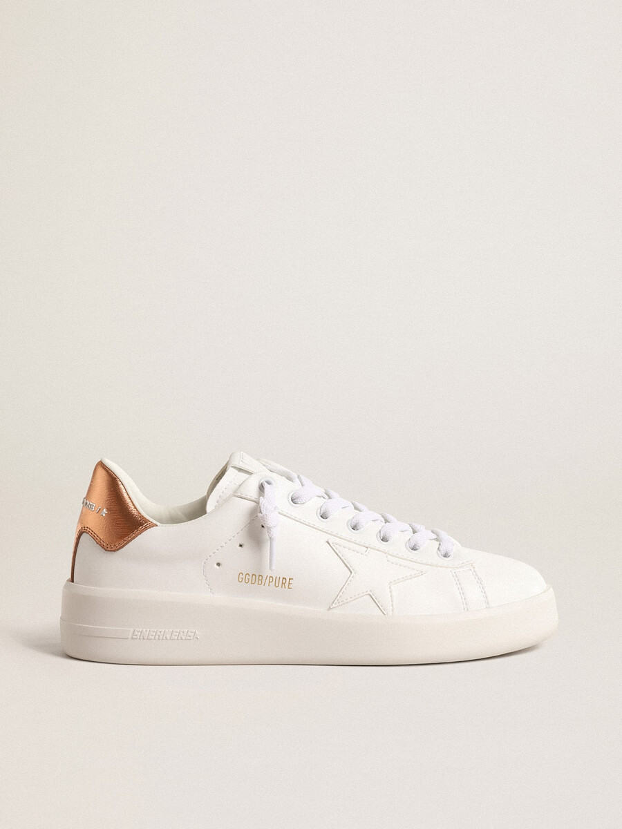 tênis feminino purestar de base biológica com detalhe em couro metálico bronze no calcanhar.