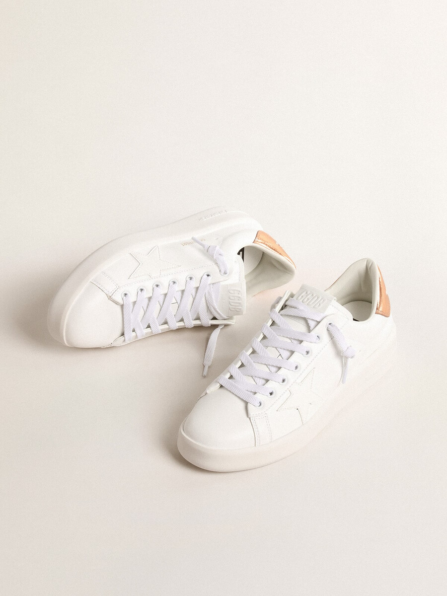 tênis feminino purestar de base biológica com detalhe em couro metálico bronze no calcanhar.