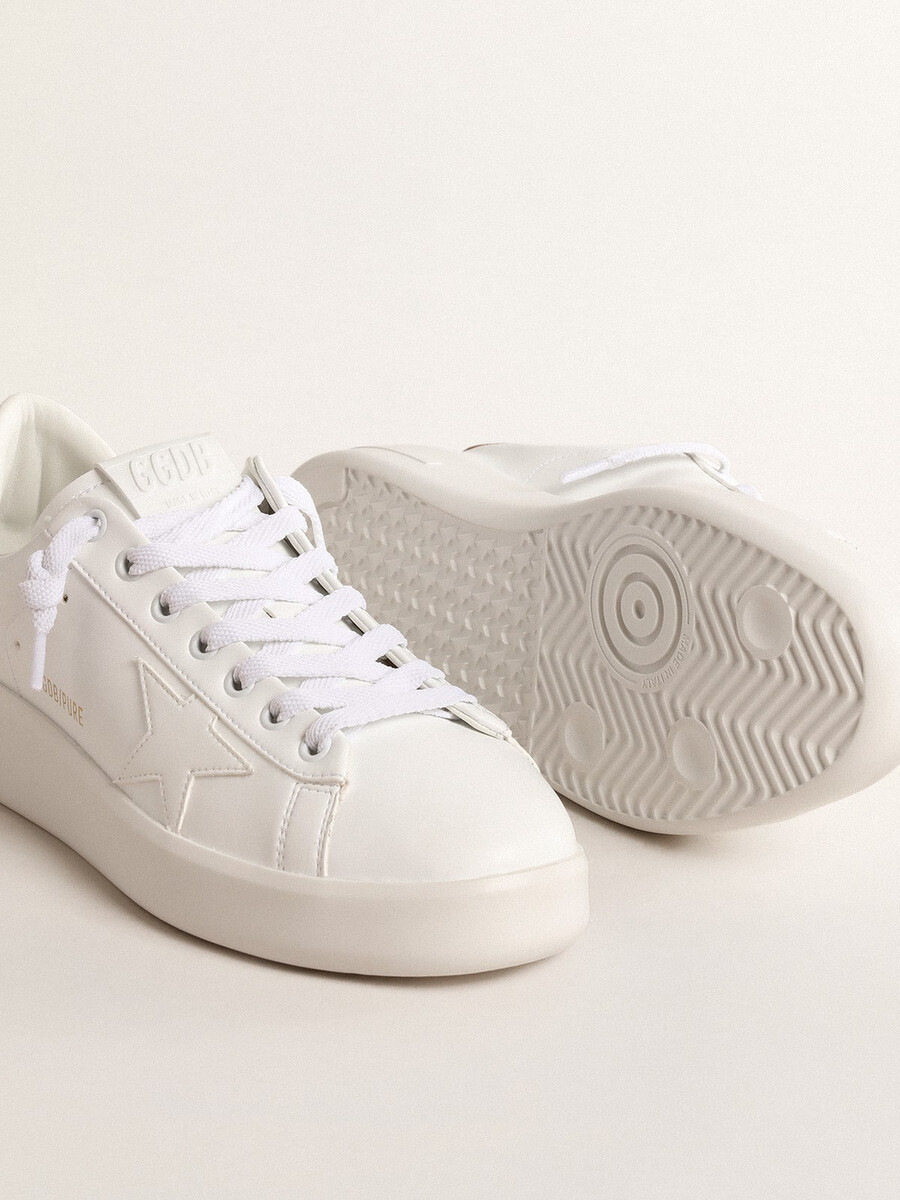 tênis feminino purestar de base biológica com detalhe em couro metálico bronze no calcanhar.