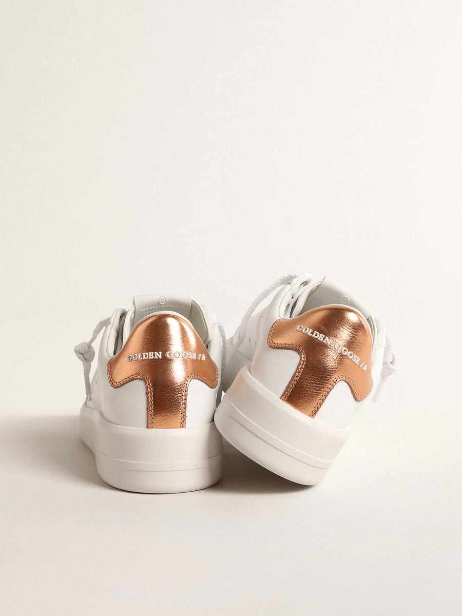 tênis feminino purestar de base biológica com detalhe em couro metálico bronze no calcanhar.