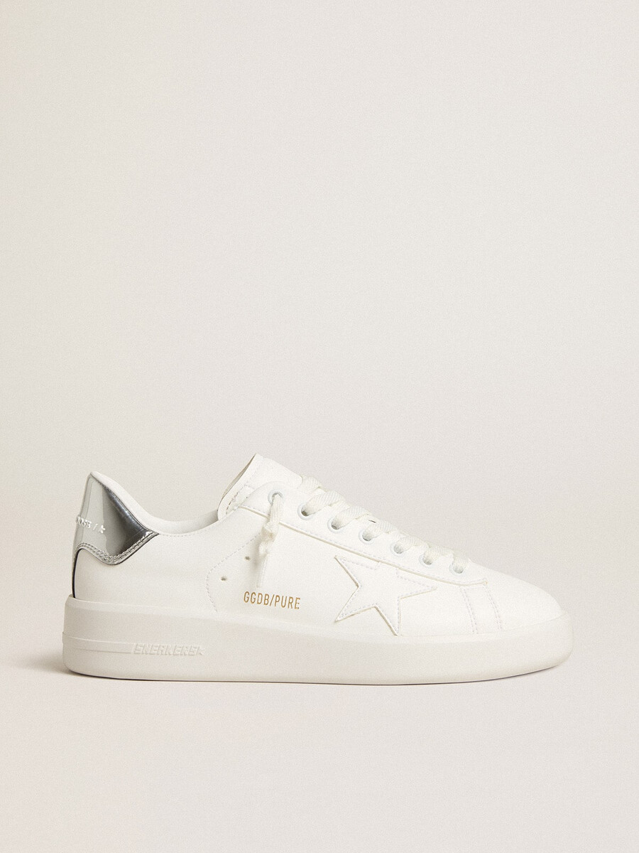 tênis feminino purestar de base biológica com estrela branca e detalhe espelhado no calcanhar.
