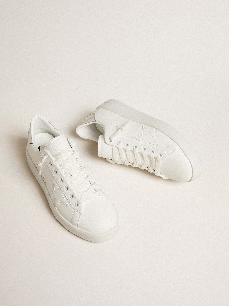 tênis feminino purestar de base biológica com estrela branca e detalhe espelhado no calcanhar.