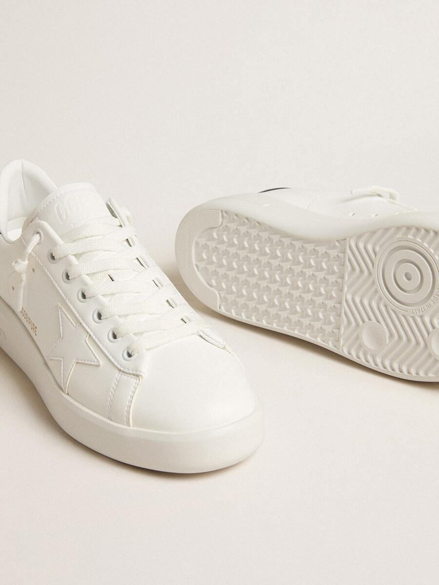tênis feminino purestar de base biológica com estrela branca e detalhe espelhado no calcanhar.